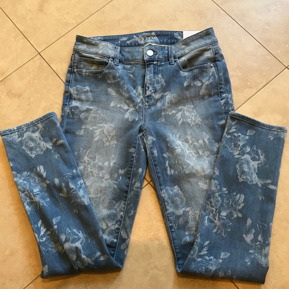 WHBM JEANS NWT Denim With White Roses in fabric design slim mid-rise …